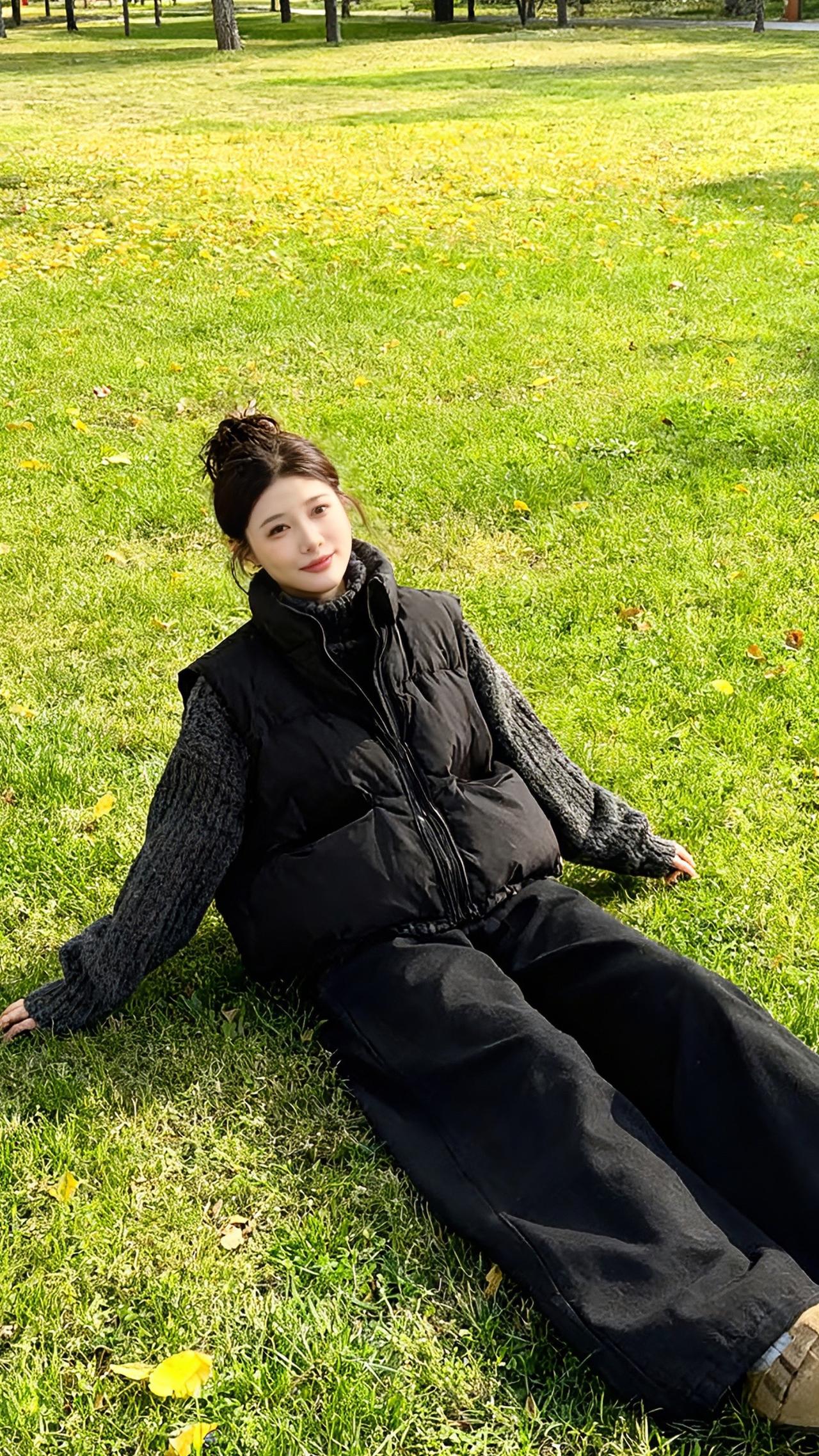 高街感和慵懒感撞了个满怀，这套“把公园穿在身上”的搭配，走路带风都像在逛画展～分