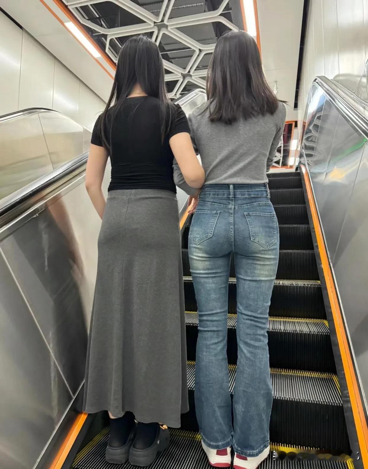谁懂，这样的身材比是真实存在的吗？
今天早上出门坐地铁的时候，前面站两位美女，身