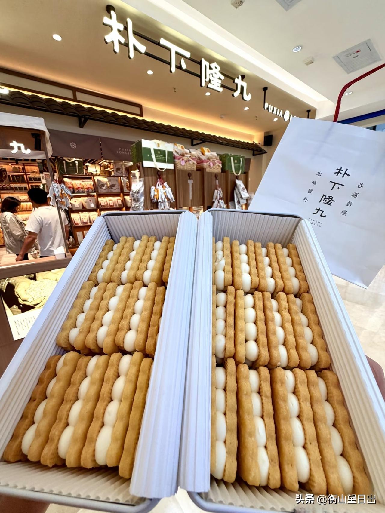不到50平的小杂货铺，单日销售额突破20万的核心底层逻辑
 
成年人的快乐，真的