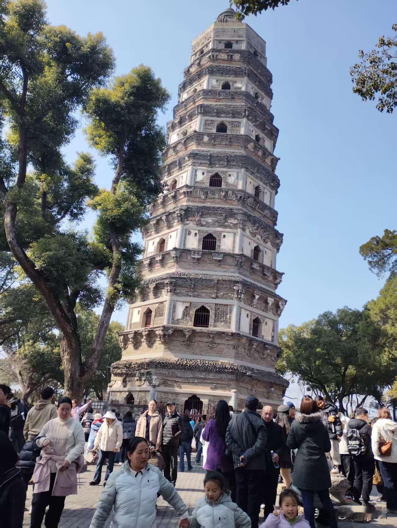不去苏州虎丘？苏东坡都说不来会遗憾🌿
 
苏州园林中的虎丘必打卡
 
吴中第一