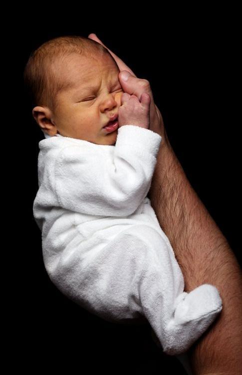 28天萌娃秒接敬礼指令！这波操作藏着多少温柔期许？
 
贵州黔东南，一个出生仅2