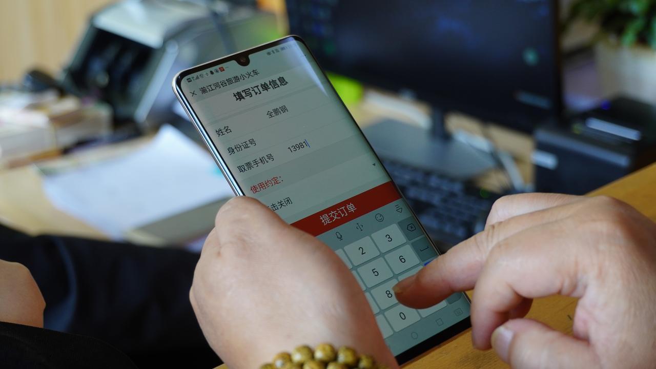 为什么暑假期间网络购票总是状况百出，让不少人掉进陷阱呢？其实，暑假本是出行游玩的
