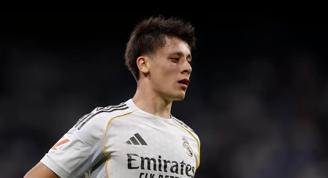 皇马俱乐部官宣队内天才少年居莱尔右腿股二头肌拉伤，将会缺席本赛季皇马剩下的比赛，