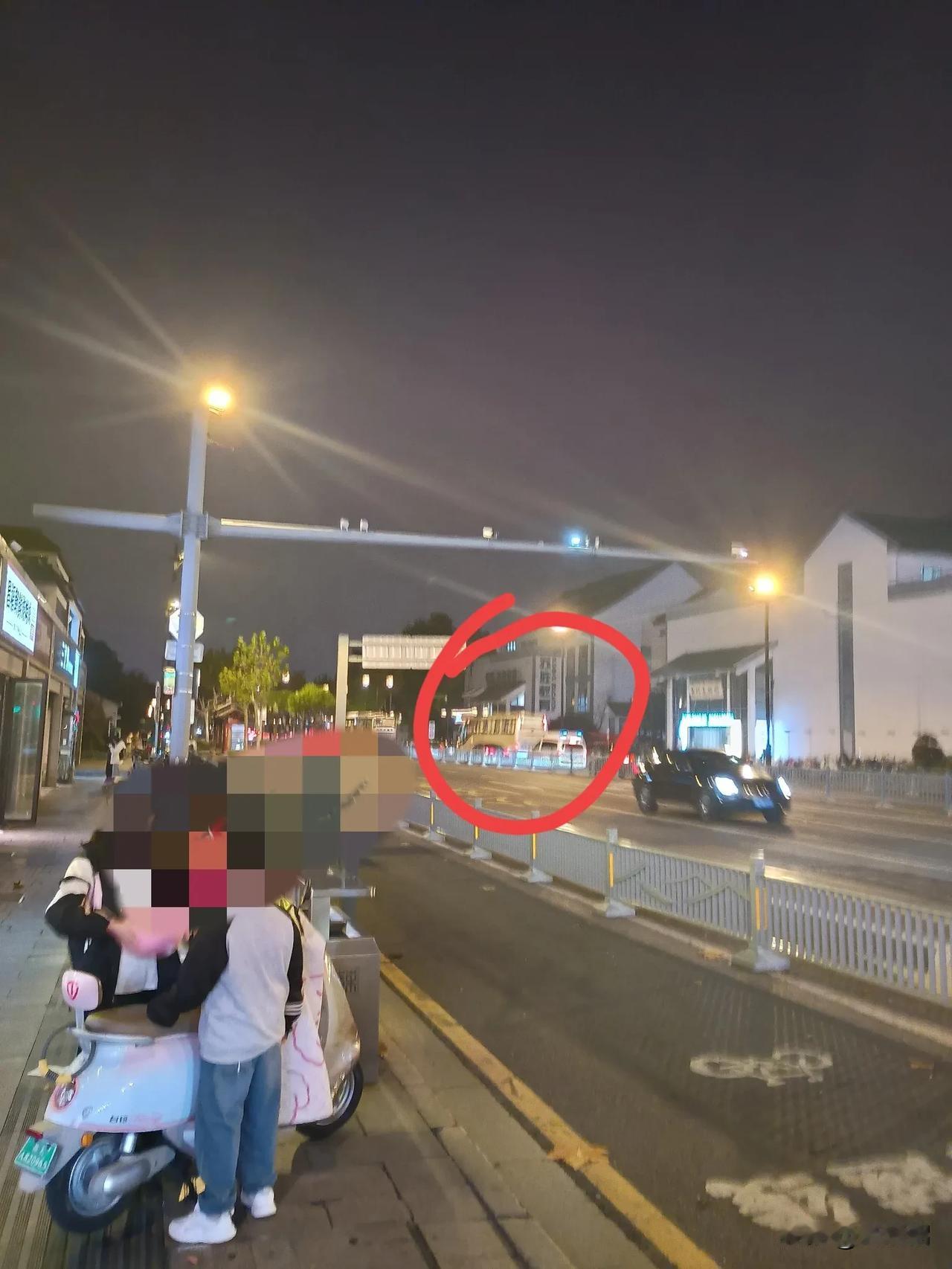 苏州古城区人民路，大巴车苏E2T**2为什么压着一直呜笛120救护车，大巴车有三