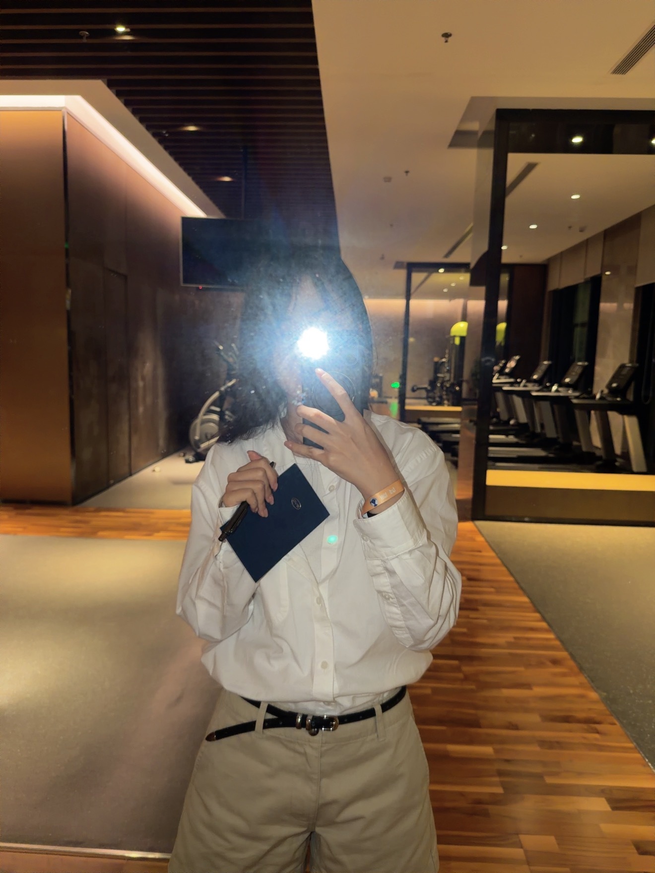 刚下课，来健身房自律一下