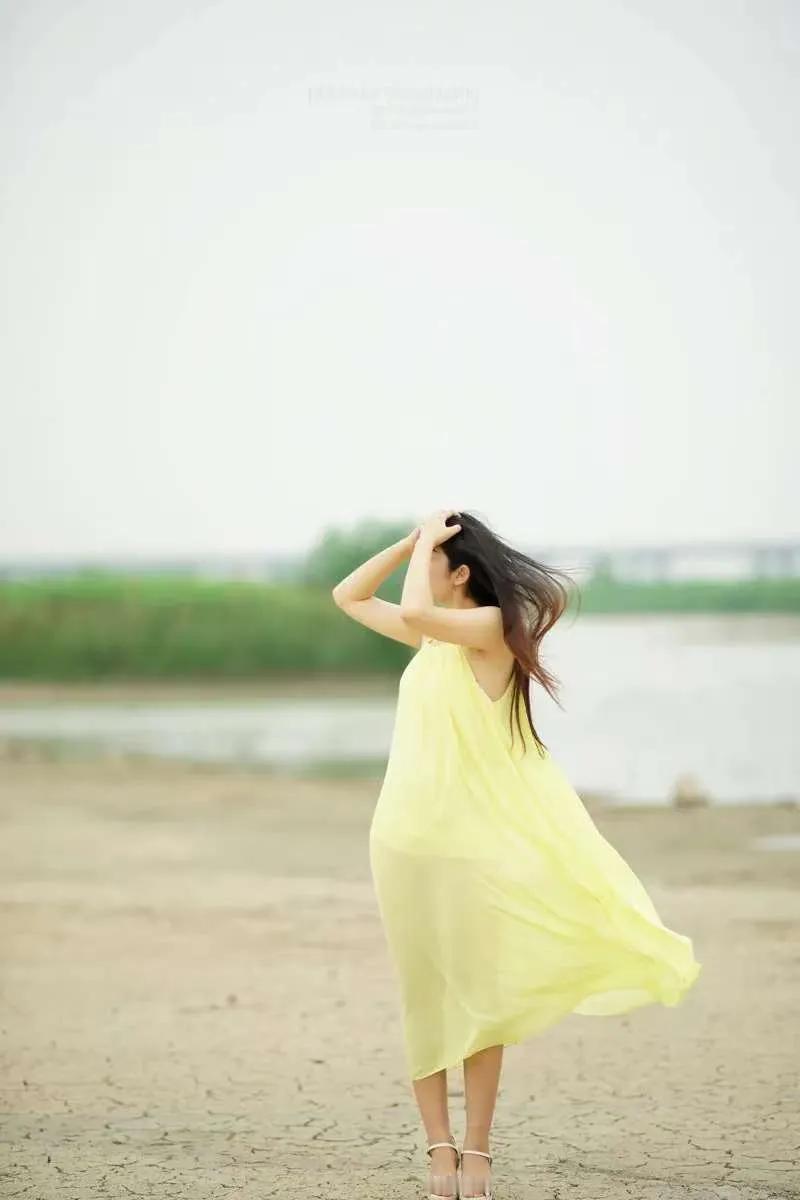 夏风吟

夏风是热的披巾
总和热浪相拥
狂野与温柔共存
藏不住的情呀怎就刮得越浓