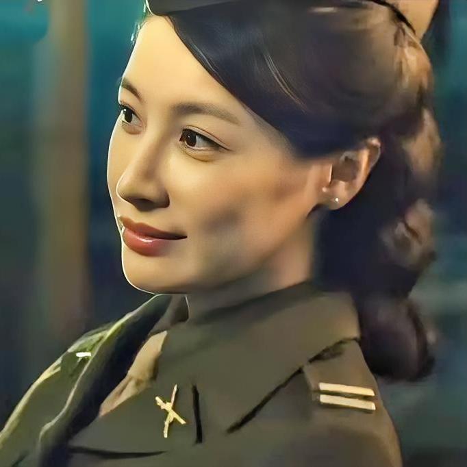隆妮演女特务总感觉有点不对劲。
一开始以为是她造型有问题，
后来才发现，她和王鸥