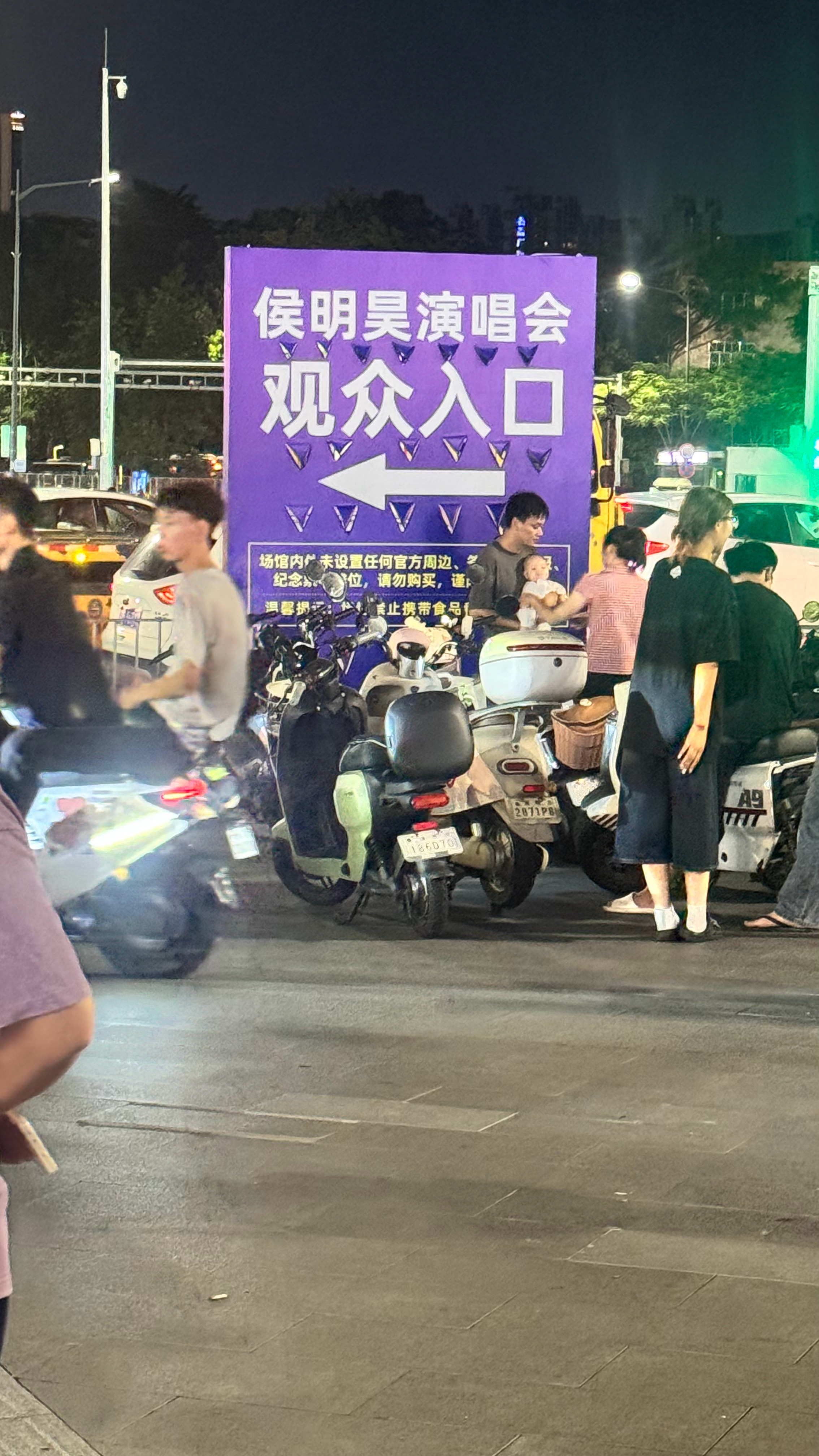 熙熙攘攘  来来往往 