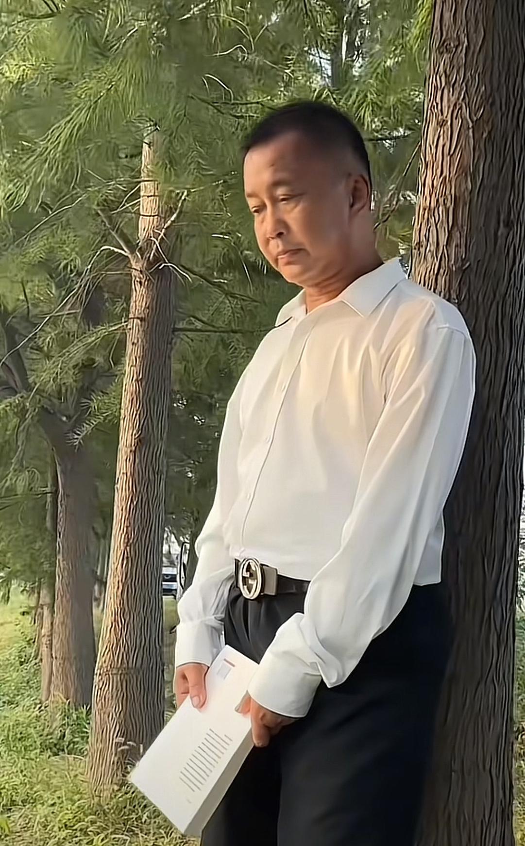沈巍今年火起来不到一年，已经改头换面，越来越好了，穿皮鞋，穿衬衫西裤，还开上豪车
