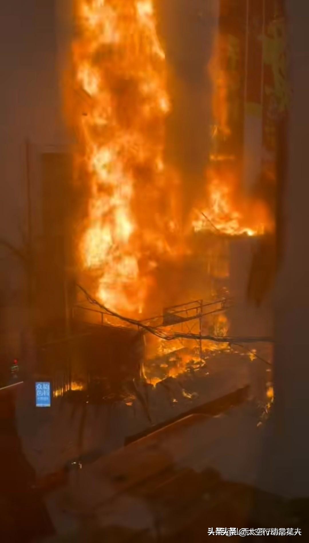 太可怕！太原高层突发大火，24人受伤！外墙烧穿，谁之过？
 
太吓人了！3月28