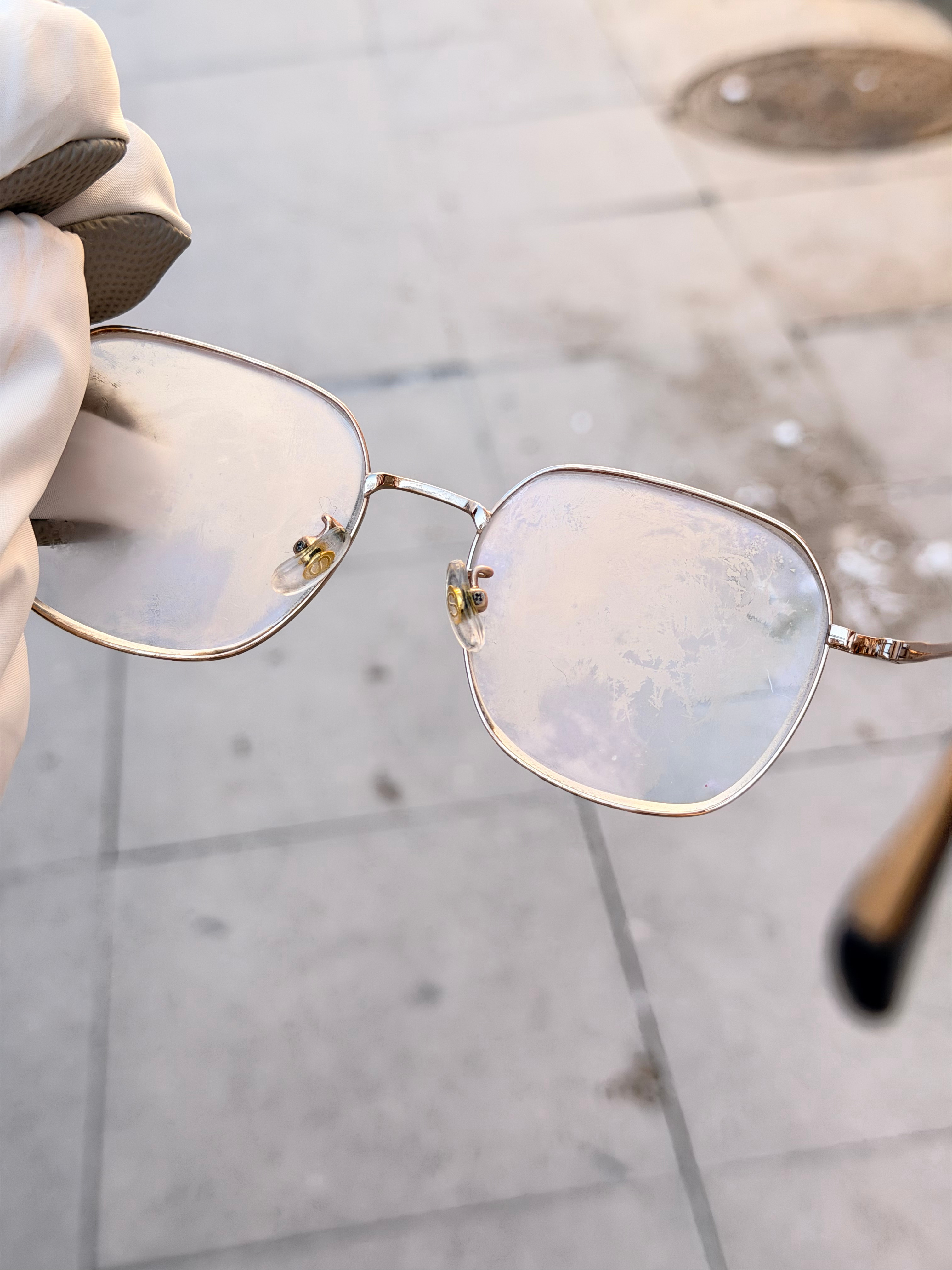 谁懂啊，戴口罩哈个气，眼镜直接结冰了想着拿蔡司防雾眼镜纸擦一下，结果发现这种场景