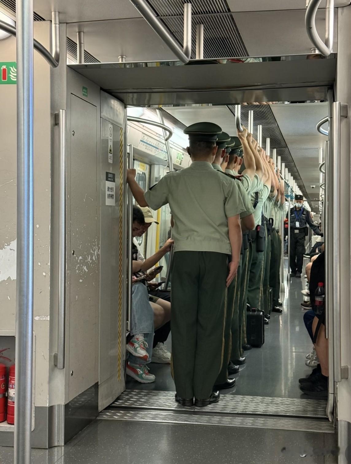 哇，太震撼了，有这样一排英姿勃发的兵哥哥站在面前，估计座位上的姐姐内心会像揣了兔