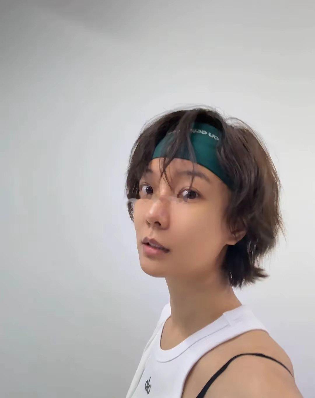 王珞丹分享的健身照也太厉害了吧，打起拳来更是飒得不行！这状态也太好了吧，完全看不