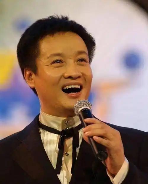 歌手阎维文说：“有次女儿跟女婿吵架了，女儿哭着跑来向我告状，委屈巴巴的，希望我能