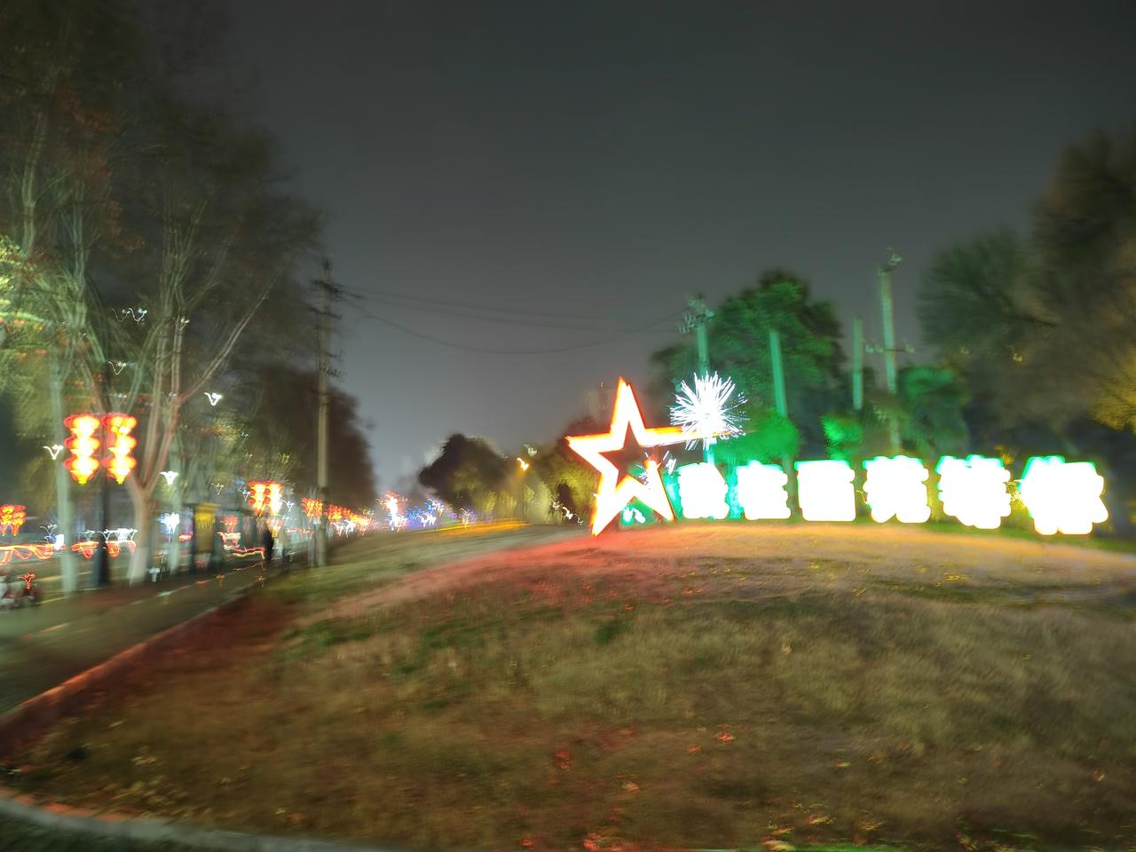 洛阳啊，就像是一个让人又爱又恨的“调皮老友”。我在这儿生活了几十年，眼睁睁看着它