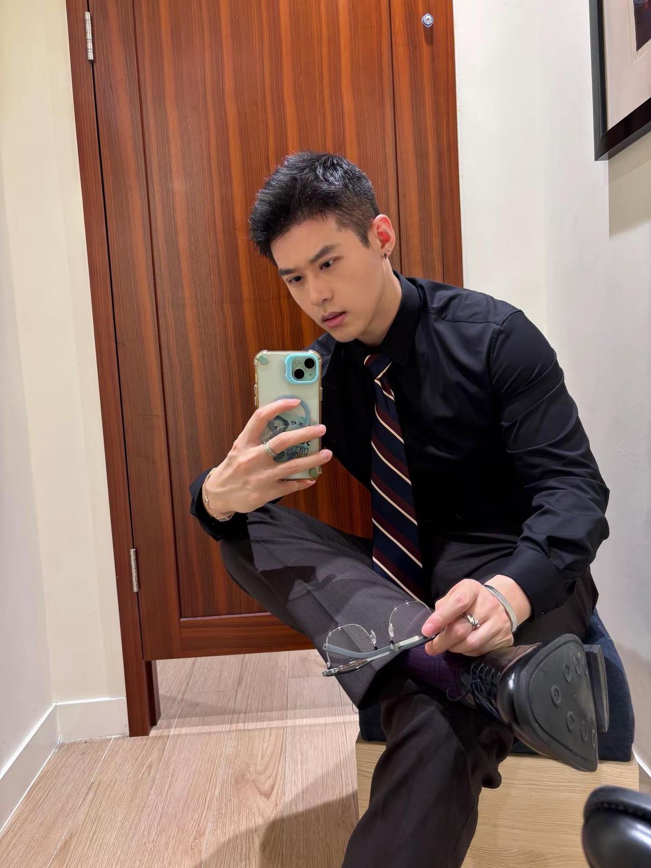 一秒没回我了，宝是和别人结婚了吗 商务系穿搭 人夫感 眼镜 上班