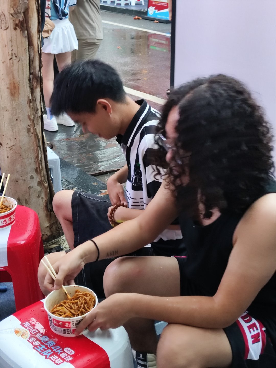 俩老外武汉过早看球赛用中文争武汉山海关路名场面！俩老外嗦热干面看球，全程用中文对