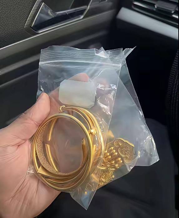 老婆的七十岁生日，我悄悄把这些金饰包装成精致的礼盒，再次送给她。老婆打开盒子，眼