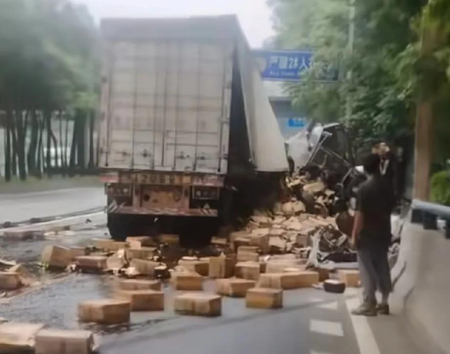 5月27日12点左右，广东东莞环城西路万江段突发一起货车失控事故。从现场情况看，