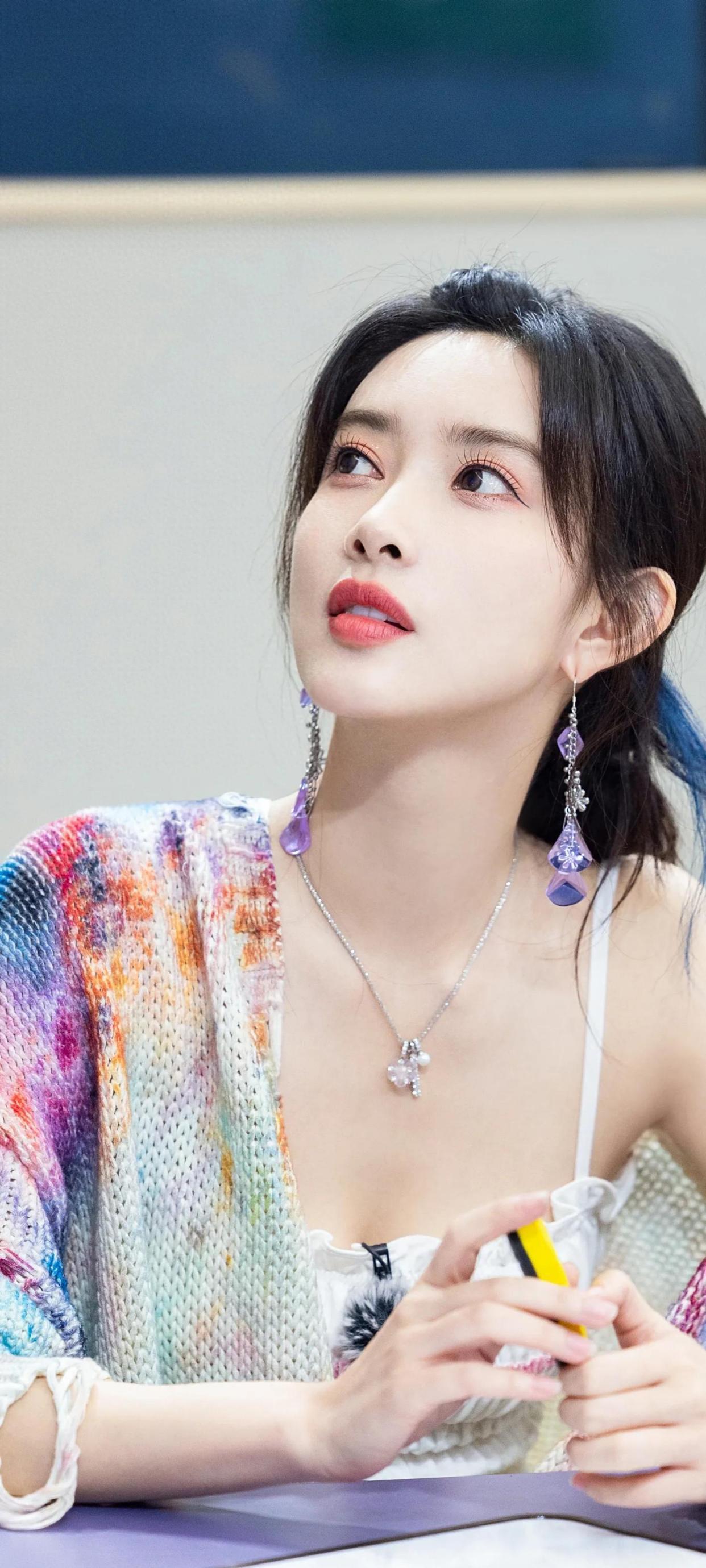 1. 有狗仔爆料李昀锐和孟子义是真的，两人感情很稳定，还呼吁CP粉少打扰，他俩确