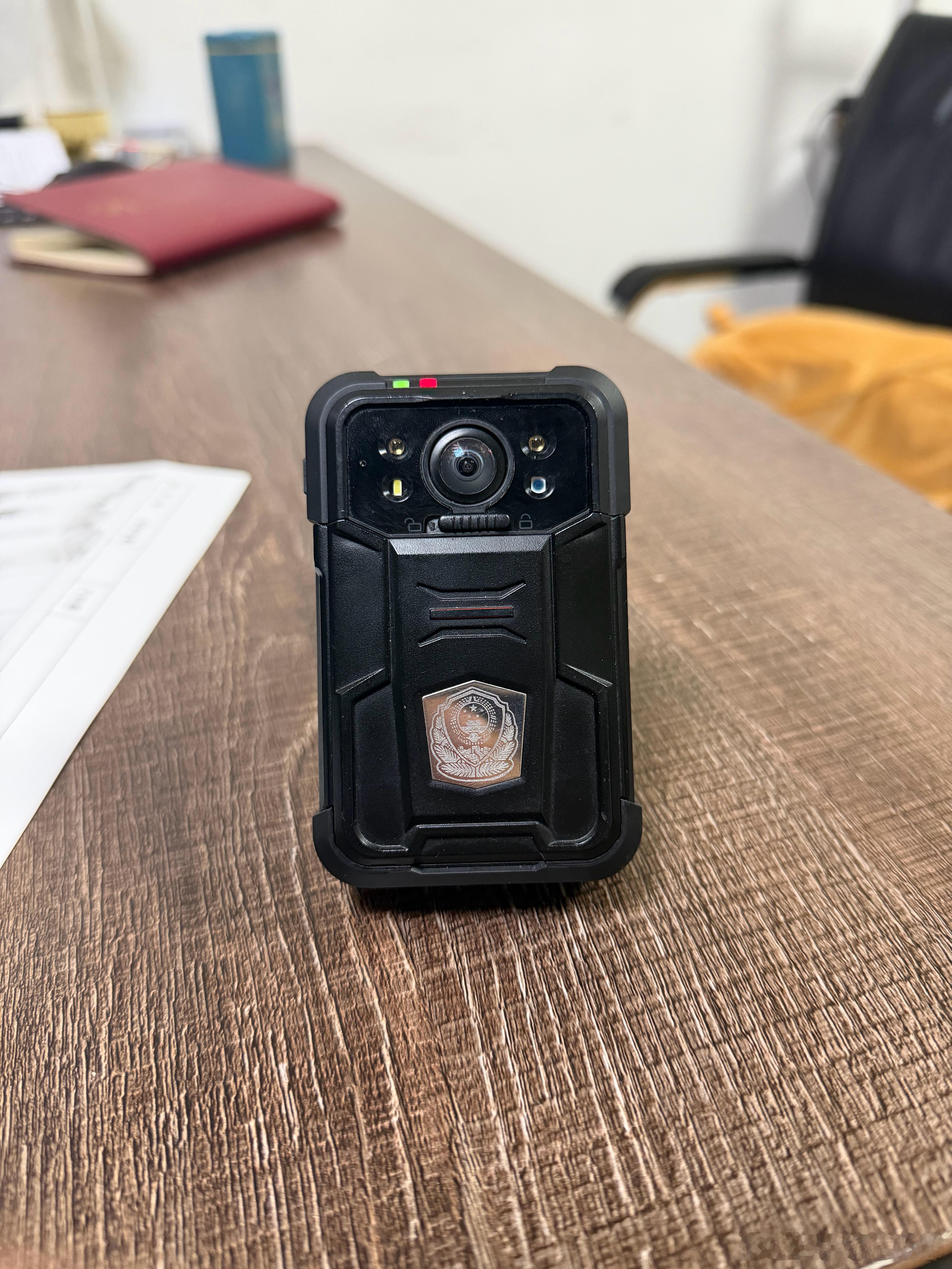 在做笔录，认真负责的叔叔们，辛苦了