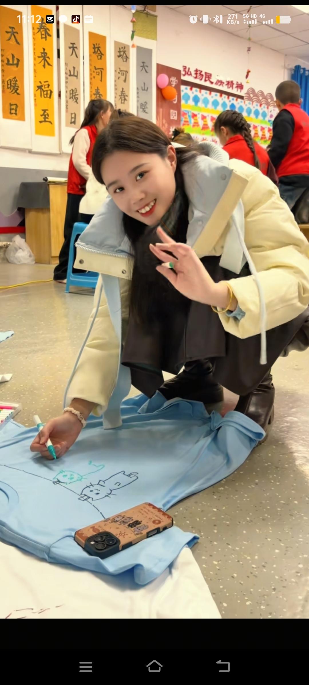 解清帅太有爱心了，一家人来新疆，给那里的孩子带去了书籍水彩笔等学习用品，陪伴孩子