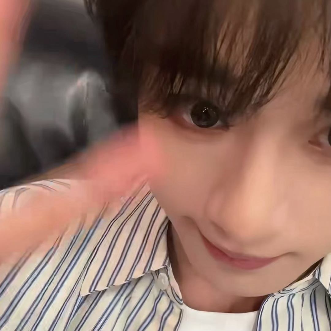 这个小树杈挥挥 我恋萌癖犯了(╥﹏╥) 