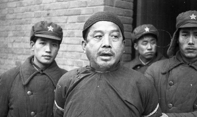 “经法庭审判，以汉奸罪判处袁文会死刑。” 1950年12月21日，天津最高人民法
