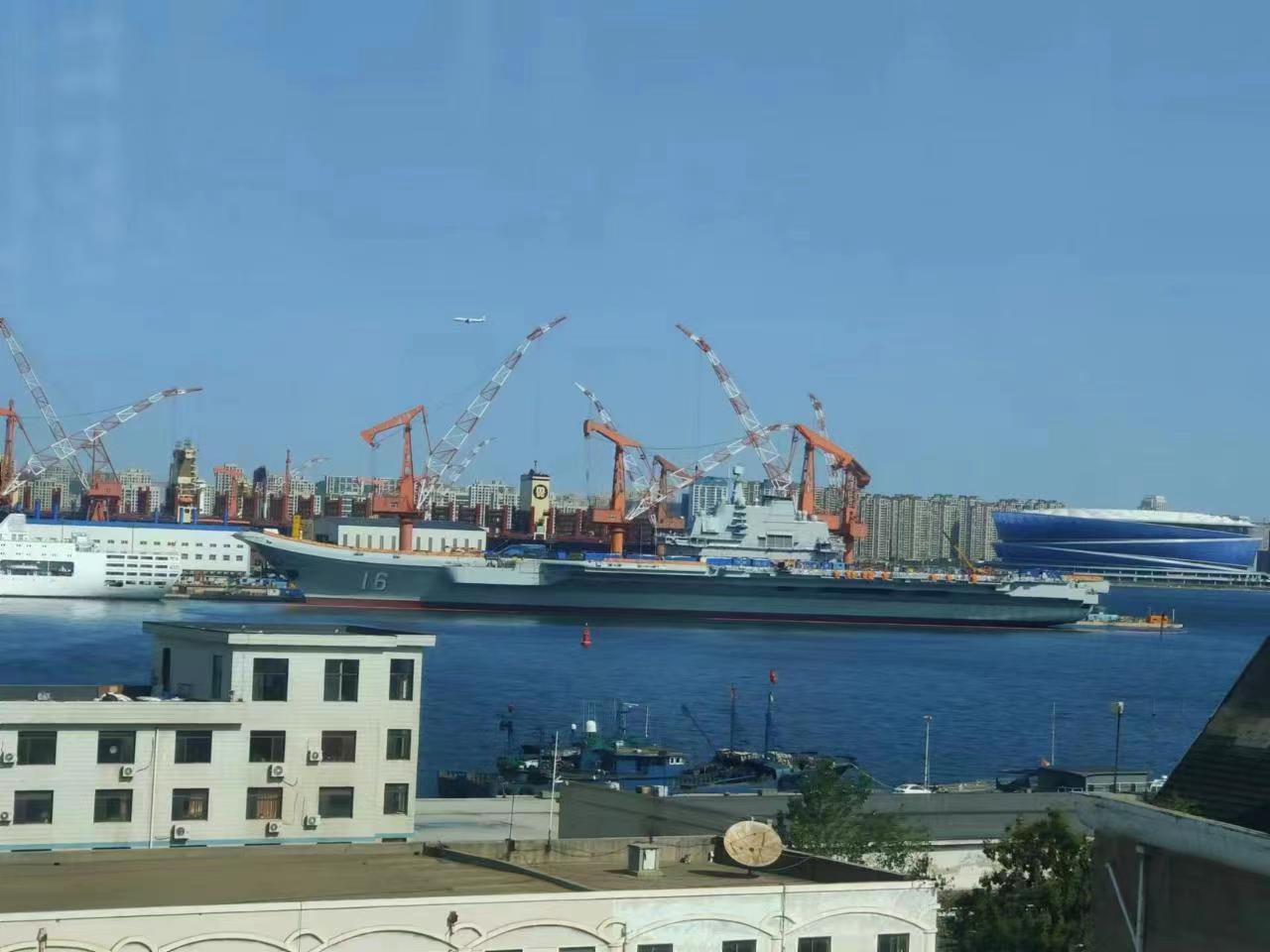 国庆节前夕，焕然一新的“辽宁舰”从船坞里出来了！通过现场图可以看到，此时“辽宁舰