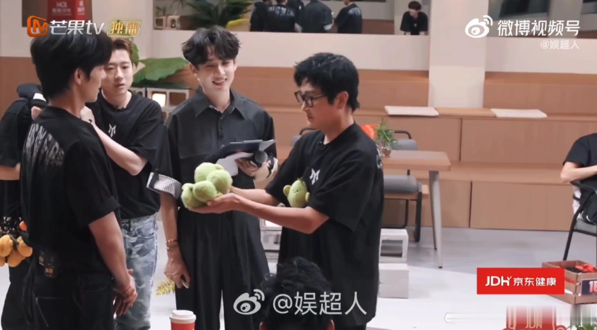 孙楠买股曾辉二公选人环节孙楠直接把四票全都投给曾辉，笑称是买股看好他的进步，小沈