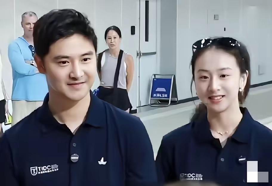 当年在泥地里疯跑的“风一样的女子”，18岁站在国际交流场合给亲爹当专属翻译，一口