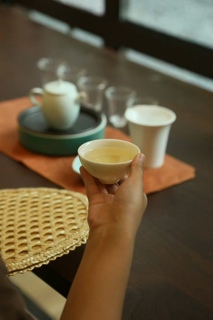 品茶赏器交友  茶就像繁华喧嚣的城市里精心保留的园林，属于城市但又保留了自己的那