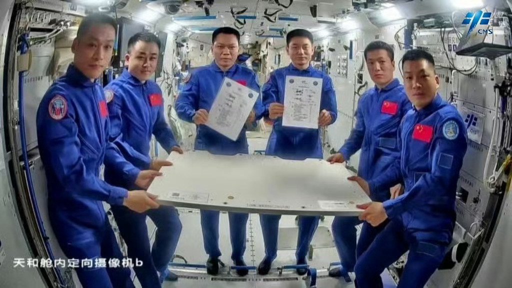 中国空间站永远值得期待🇨🇳图一：神舟十四号航天员乘组与神舟十五号航天员乘组完