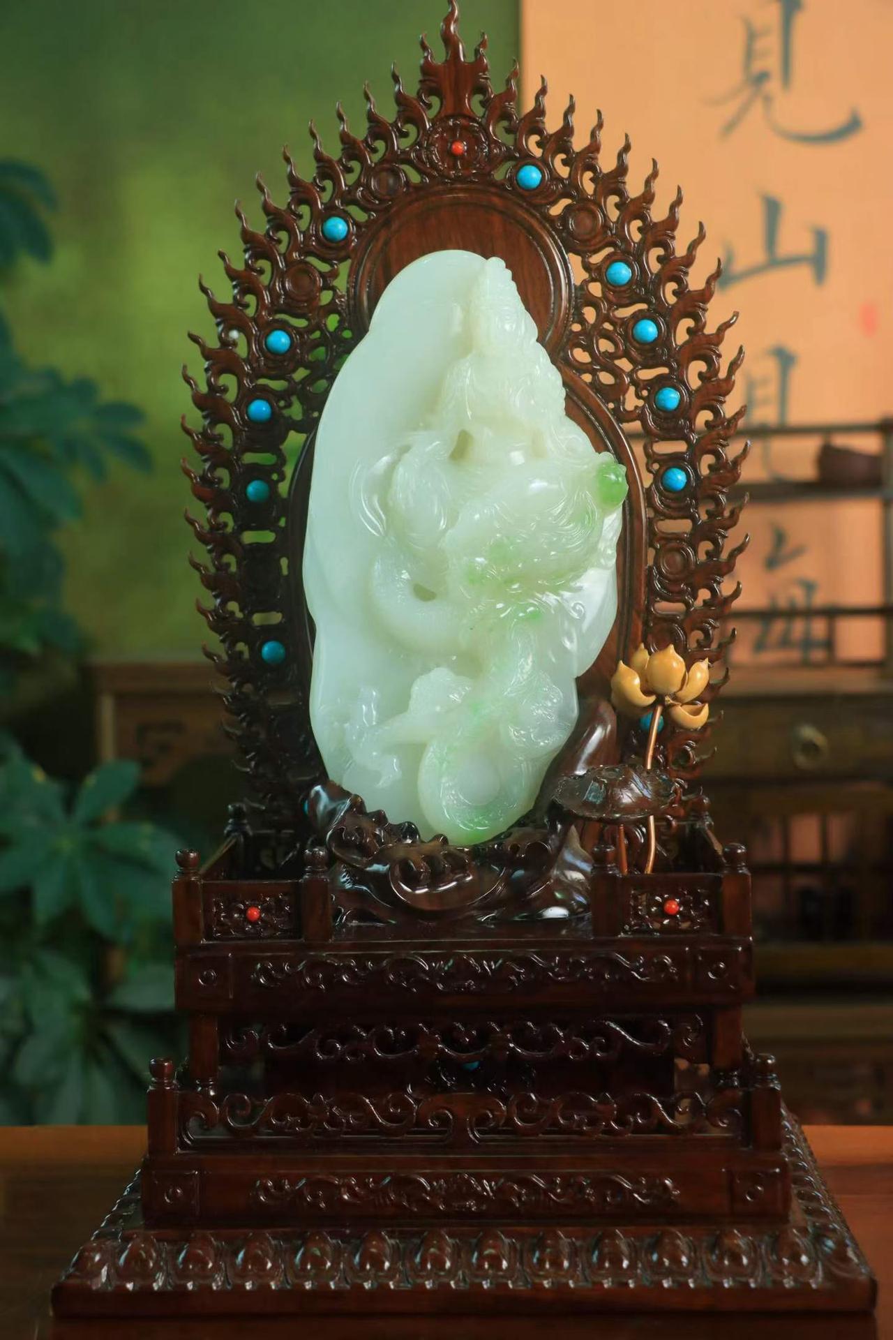 臻品🔥〈御龙观音•翠青〉

精选和田玉老坑料翠青摆件，玉质冰透莹润，色泽娇嫩鲜