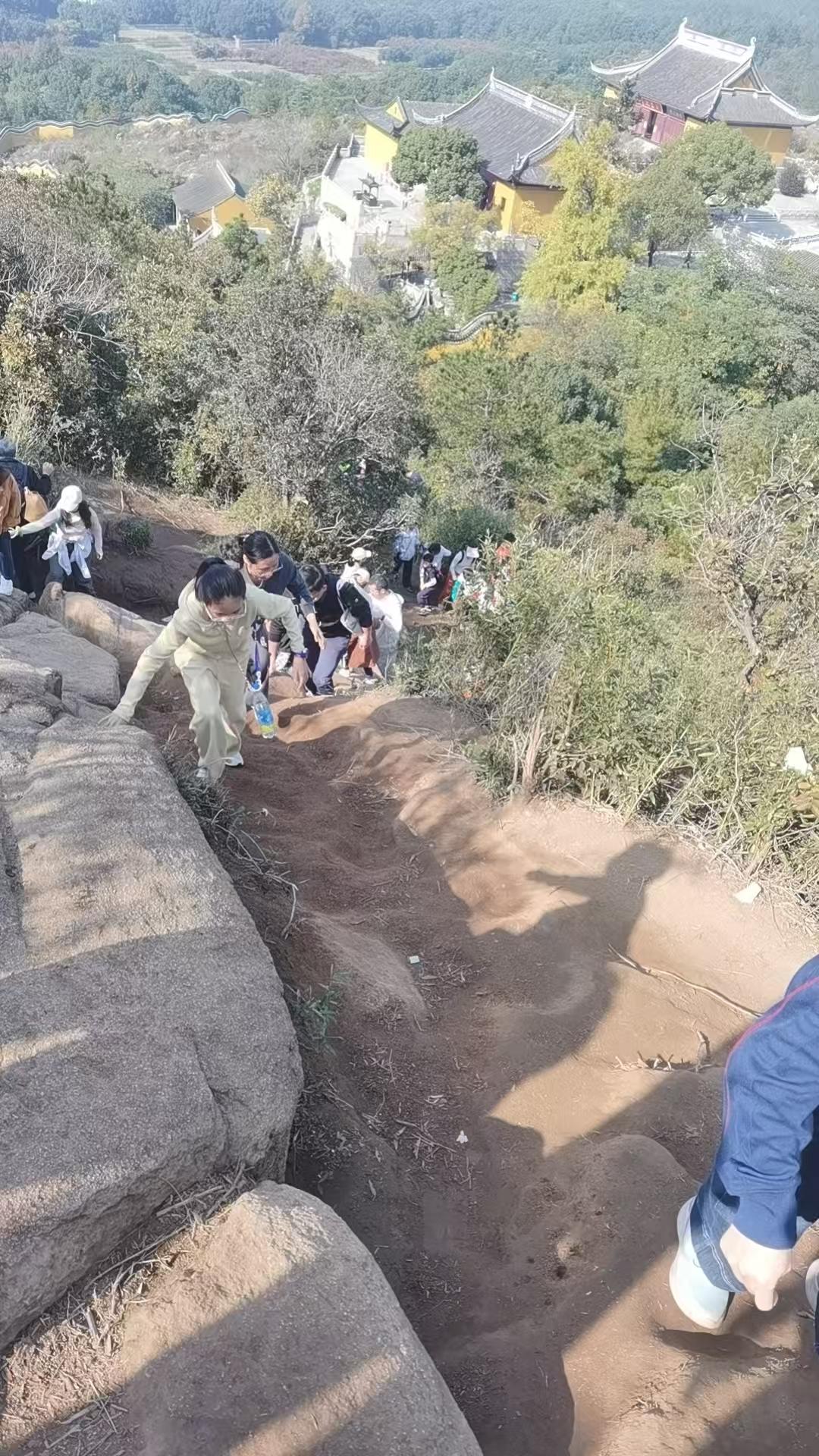 花山秋行
 
周末的风携着秋阳的暖，漫过苏州城的檐角，直往花山去。拾级而上时，天