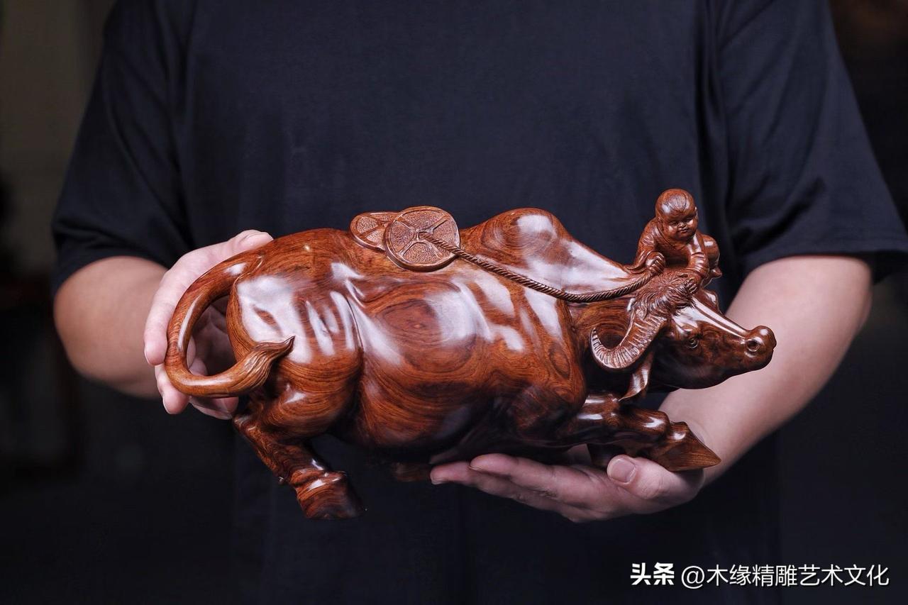牛，在中国人的传统审美里，向来不是张扬的象征。

它低头耕耘，却能托起一年的收成