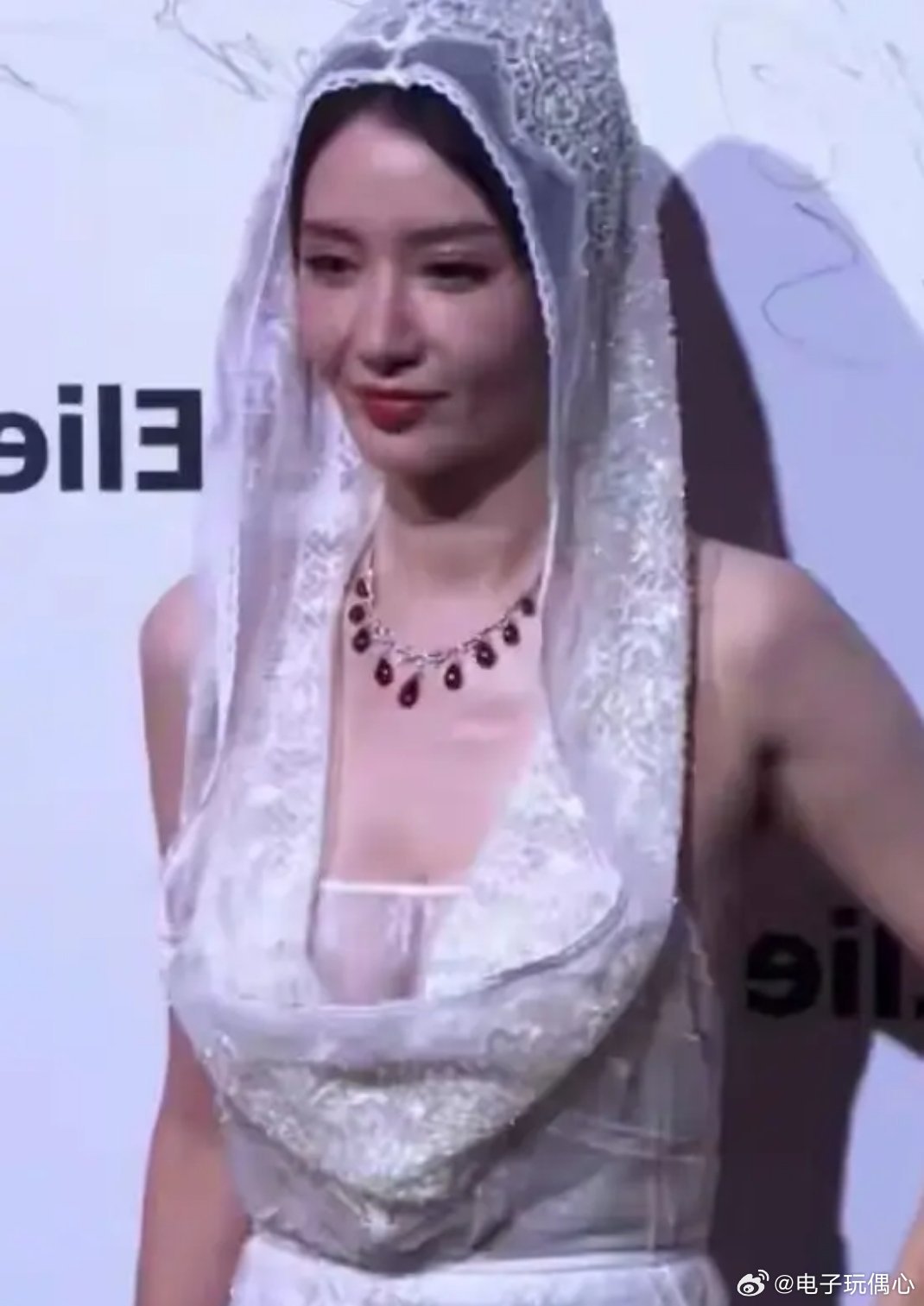 张萌亮相上海时装周，太大胆啥都敢穿 ，性感指数爆满，富有且慷慨 