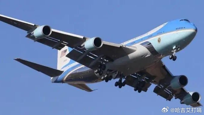 凤凰新闻【特朗普绷不住，末日飞机升空！中俄已做选择，哈梅内伊头像都换了】特朗普今