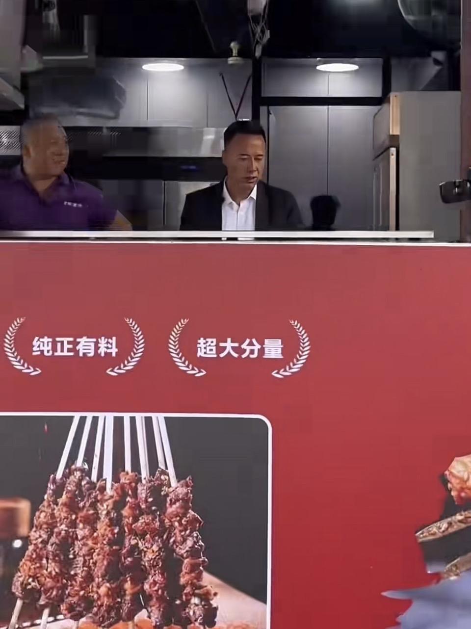 两个厨师在烤肉摊前忙碌着。