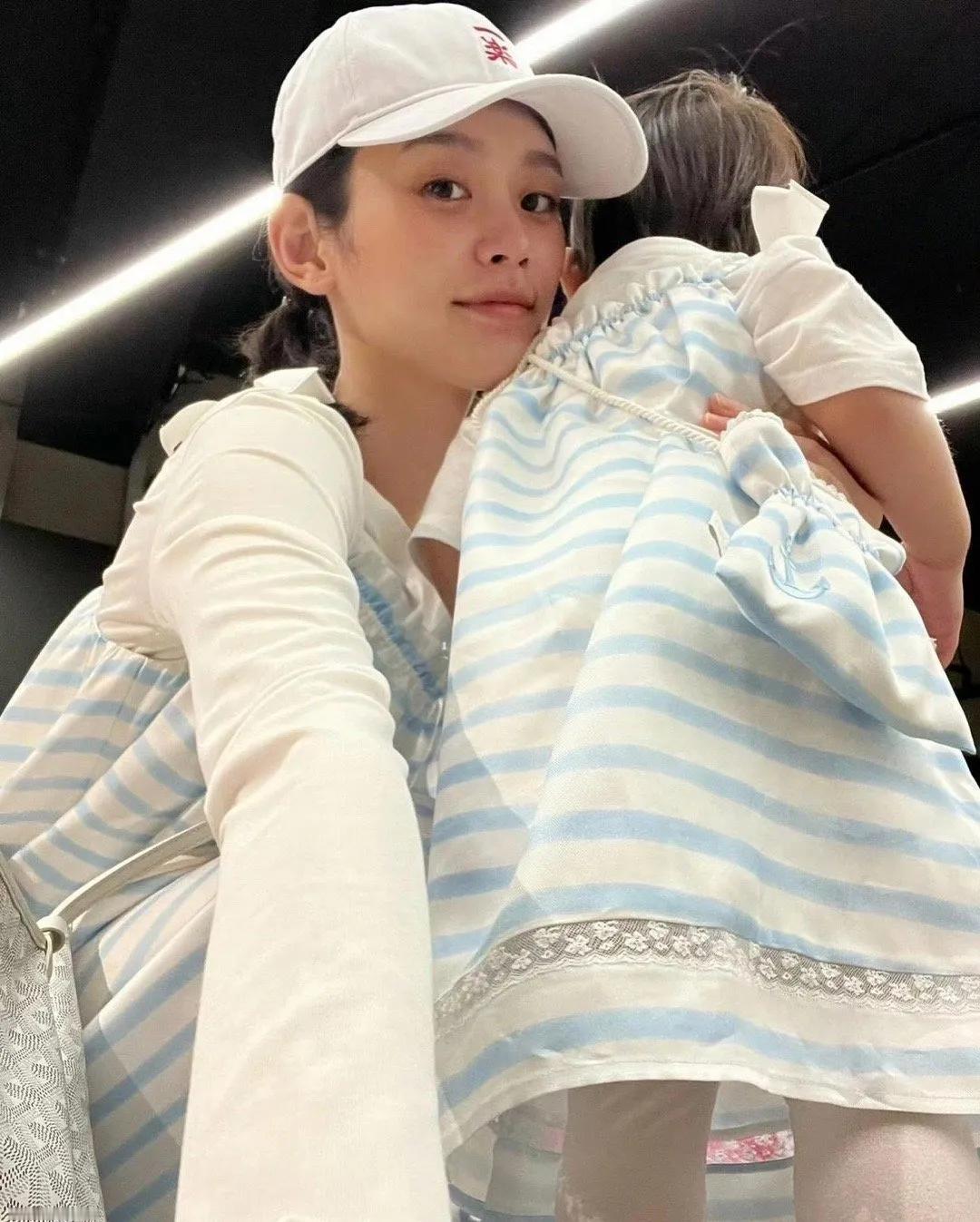 奚梦瑶结婚后，这状态真的是肉眼可见的蹭蹭往上涨，连面相好像都变了。最近何猷君为她