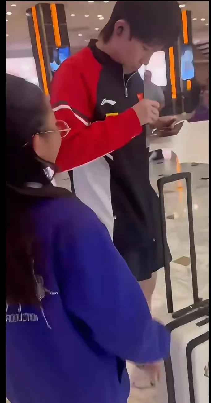 美国大满贯赛场外的暖心一幕
 
在美国大满贯赛事期间，赛场外也有超暖画面！
 