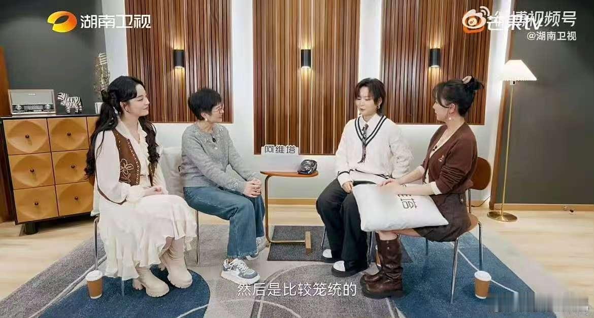 周笔畅希望自己活到老酷到老湖南卫视背后周笔畅希望自己活到老酷到老，她的每一个选择