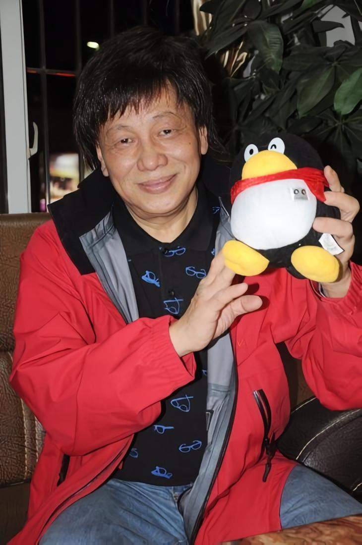 梁小龙走了，可他的故事仍在江湖流传！
1月26日，深圳龙岗殡仪馆外，白花如雪，花