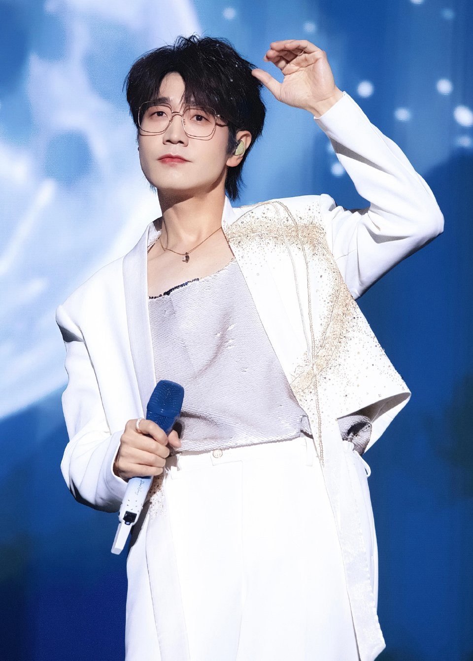 想问王铮亮时间到底去哪了 时间啊，大概都藏在了亮哥的歌里：有些变成了《时间都去哪