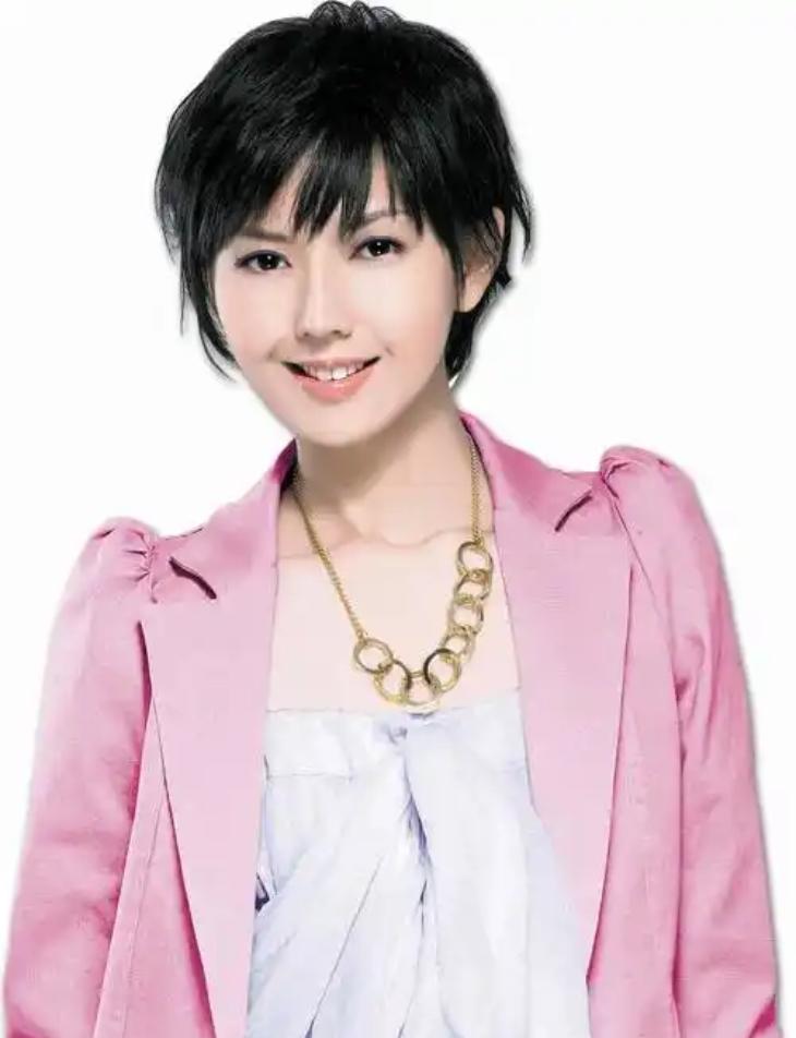 网友感慨能接纳孙燕姿年龄增长与身材变化，却难接受其香港演唱会妆造，此话题引发热议