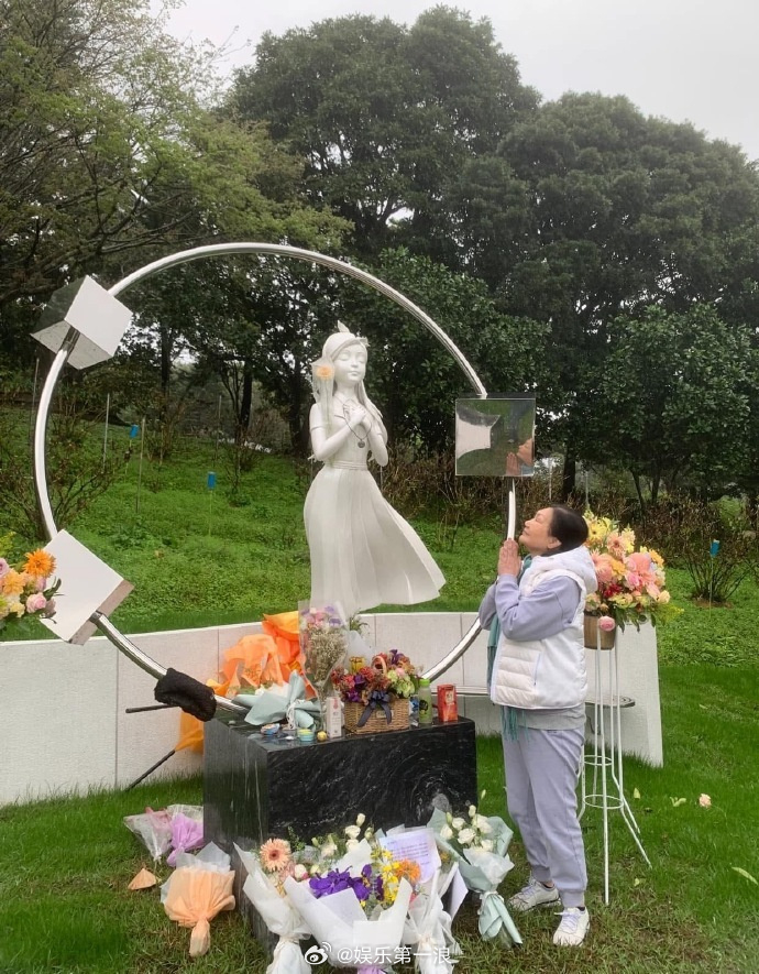 S妈去看大S了S妈晒大S雕像 S妈去看大S雕像，说还看到了很多粉丝来送花看大S，