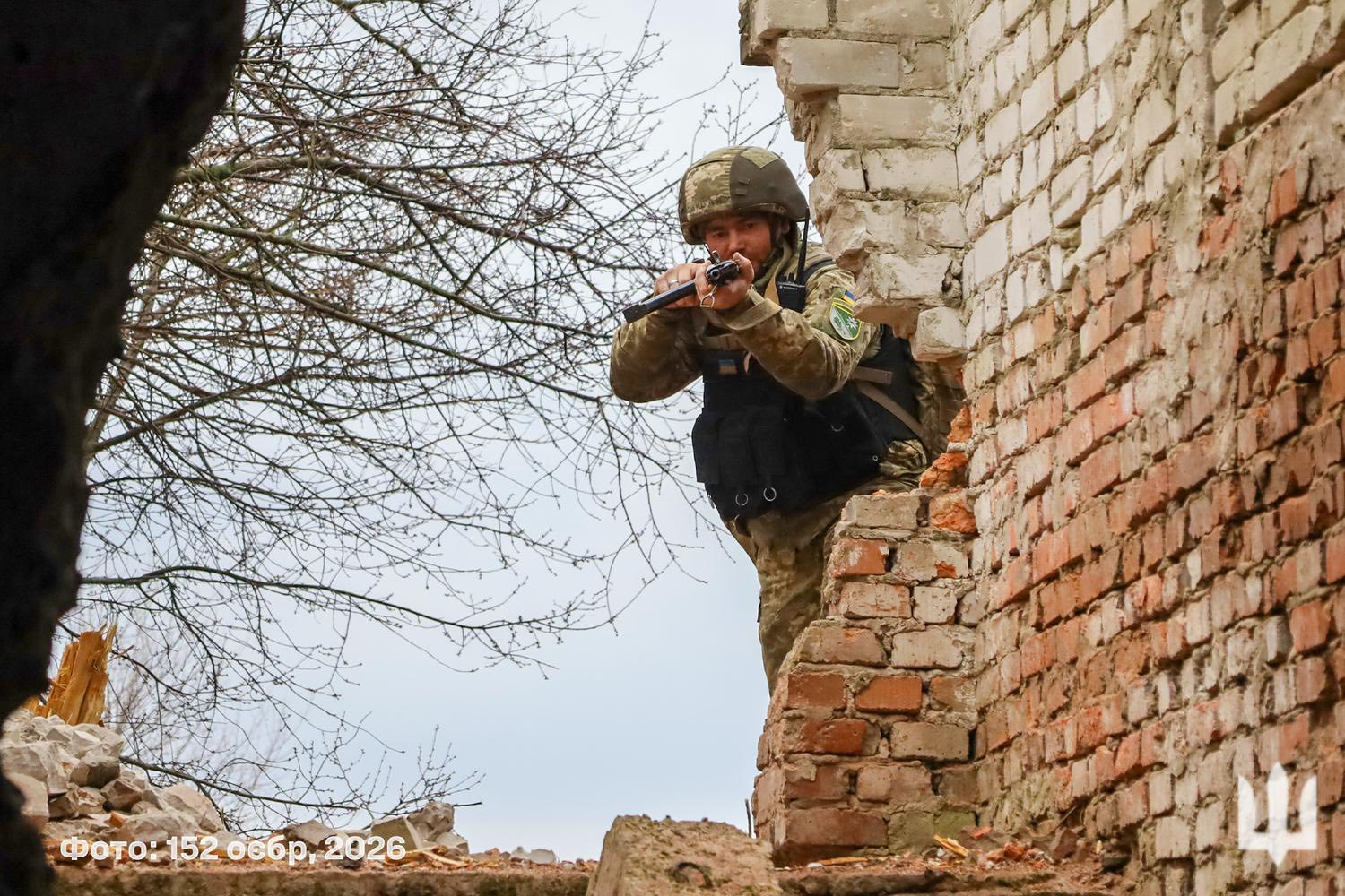 烽火问鼎计划俄乌局势新进展 乌克兰武装部队第21军团的步兵进行突击训练，原配文：
