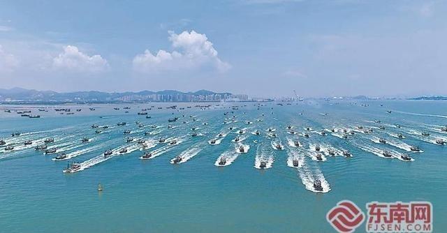 福建8000多艘渔船号笛长鸣、拔锚出海，本是正常的耕海作业，隔壁的日本政府却如临