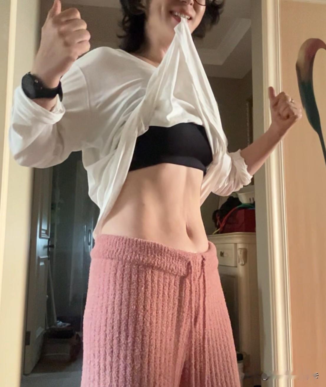 108斤了焦虑什么，吸气，吸气，找对角度，马甲还是有一点的～
嘴巴真的是管不了一