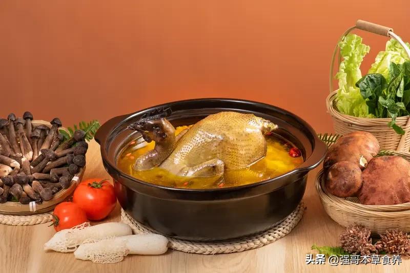 黄精三七当归天麻能一起炖鸡吗 黄精、三七、当归、天麻能一起炖鸡。黄精性味甘平，可